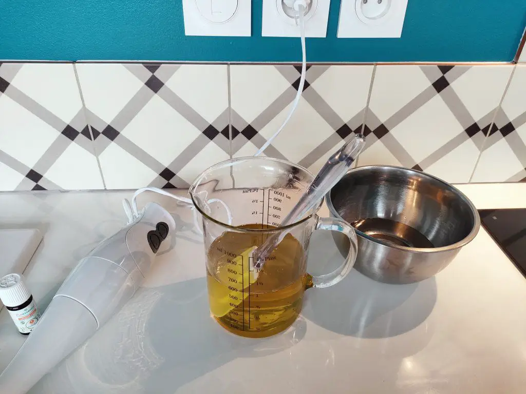 Ajouter la lessive de soude à la préparation d'un savon saponifié à froid 